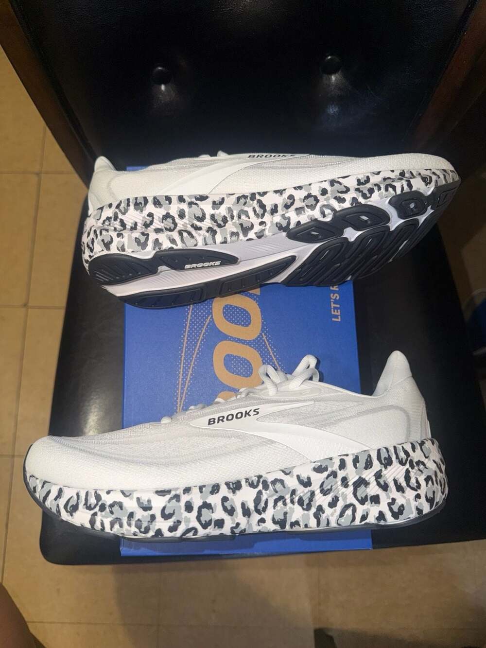 Brooks Revel 9 Women's Running Shoes White/Grey/Black Leopard Print - Picture 2 of 11